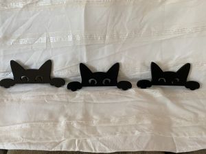 wood   sihlouette   peeking kittens 
